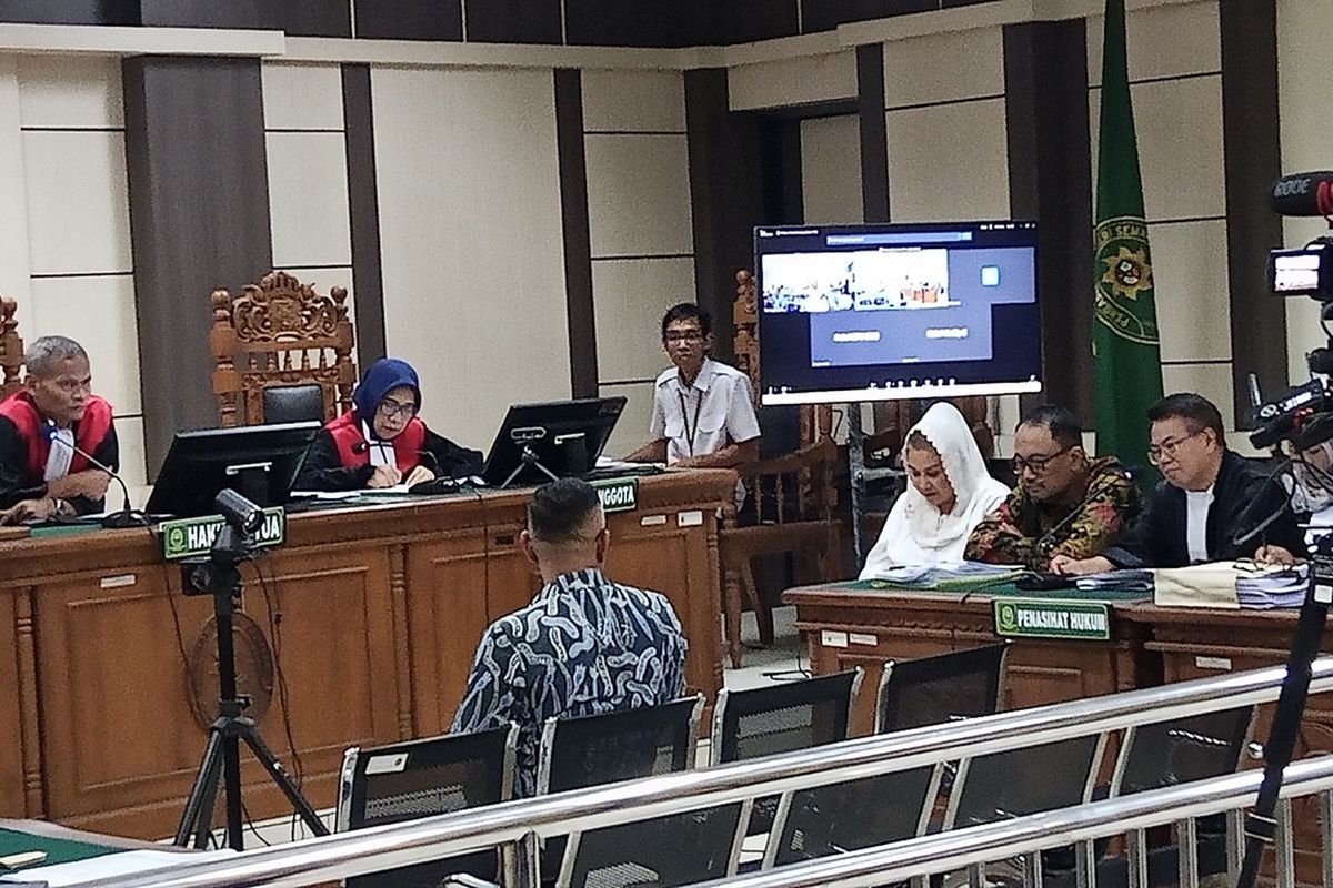 Mantan Ketua Paguyuban Camat Kota Semarang, Eko Yuniarto dihadirkan dalam sidang terdakwa kasus korupsi Hevearita Gunaryati Rahayu alias Mbak Ita di Pengadilan Tindak Pidana Korupsi (Tipikor) Semarang, Senin (28/4/2025). 