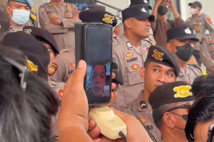 Massa Terobos Kantor Gubernur Jambi, Al Haris Video Call dan Janji Temui Demonstran Senin