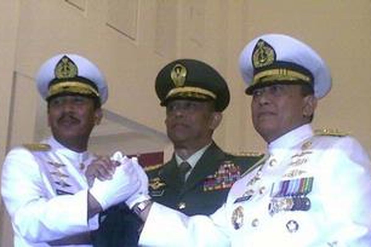 Laksamana TNI Agus Suhartono (kiri) usai dilantik sebagai Panglima TNI yang baru di Istana Negara (28/9/2010), berpose bersama Panglima TNI sebelumnya Jendral TNI Djoko Santoso (tengah) dan Kepala Staf Angkatan Laut yang baru, Laksamana Madya TNI Soeparno.