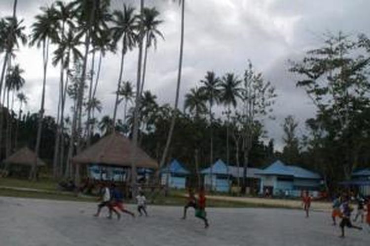 Suasana sore hari di Pantai Waisai Tercinta (WTC), Raja Ampat. 