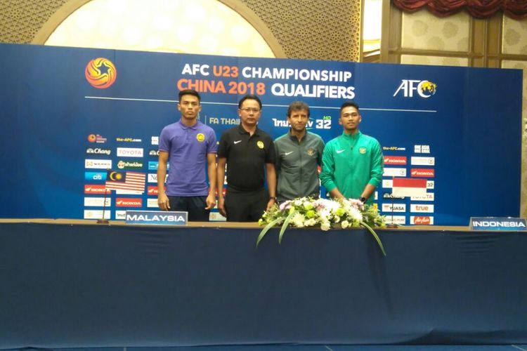 Pelatih Timnas U-22, Luis Milla, bersama pemainnya, Bagas Adi, saat konferensi pers jelang laga melawan Malaysia.