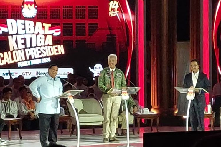 Calon presiden nomor urut 2, Prabowo Subianto, berkacak pinggang setelah membantah capres nomor urut 1, Anies Baswedan, yang mengkritiknya soal luas lahan pribadi yang dimiliki Prabowo.
