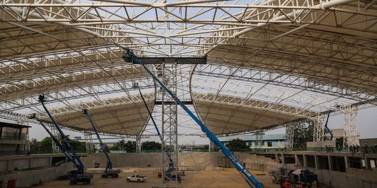 Pekerja menyelesaikan pembangunan Arena Balap Sepeda atau Velodrome di Rawamangun, Jakarta Timur, Jumat (3/11/2017). Progres pembangunan arena balap sepeda untuk Asian Games 2018 tersebut sudah mencapai 68,79 persen dan diperkirakan Mei 2018, velodrome sudah bisa diuji coba.  