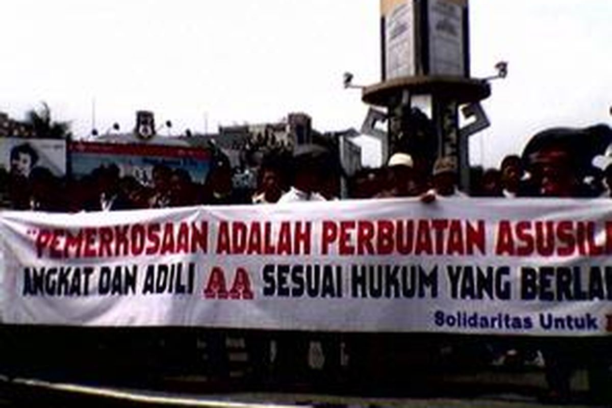 Ratusan warga Bali yang sudah menjadi penduduk Lampung Tengah, Lampung Selatan, dan Tulang Bawang, Lampung berunjuk rasa damai di Tugu Adipura, Bandar Lampung, Kamis (10/7). 