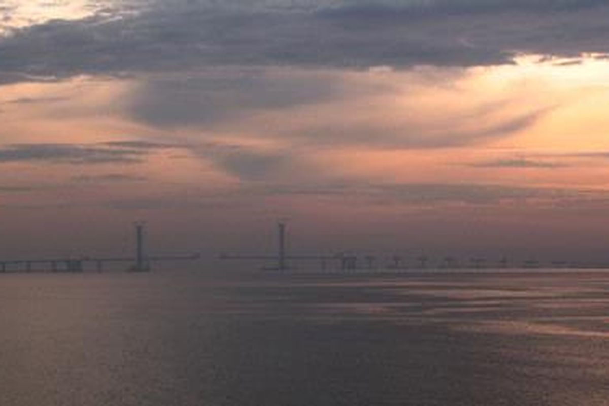 Panorama pagi di sekitar Jembatan Suramadu, menjelang jembatan itu tersambung.