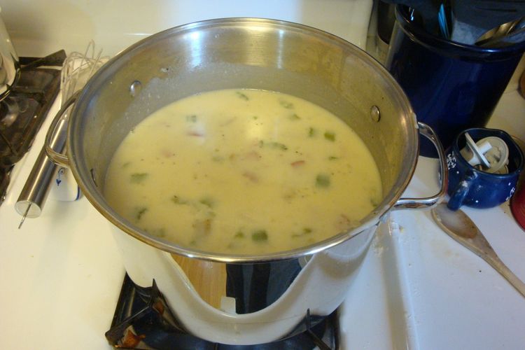 Ilustrasi membuat sup krim kental.