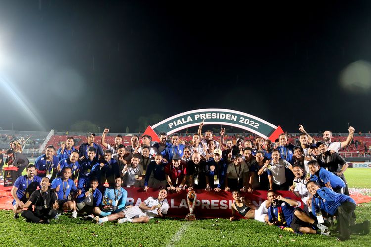Arema FC merayakan juara Piala Presiden 2022 setelah menahan imbang Borneo FC 0-0 pada final leg kedua di Stadion Segiri Samarinda, Minggu (17/7/2022) malam.