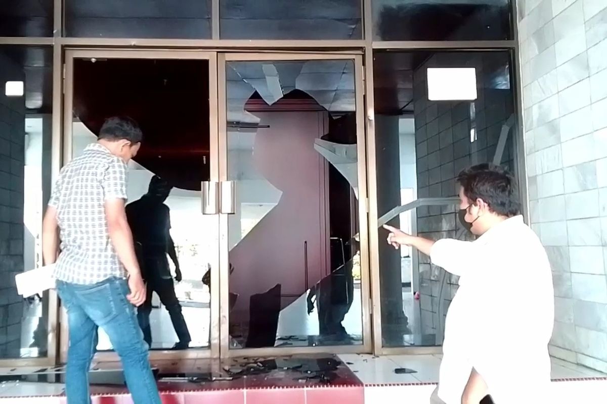 Aksi unjuk rasa berakhir dengan pecahnya kaca pintu ruang paripurna DPRD saat para pengunjuk rasa menggeruduk masuk ke ruangan untuk bertemu dengan anggota DPRD Kota Palopo namun tak ada satupun yang menemuinya, Rabu (19/10/2022)