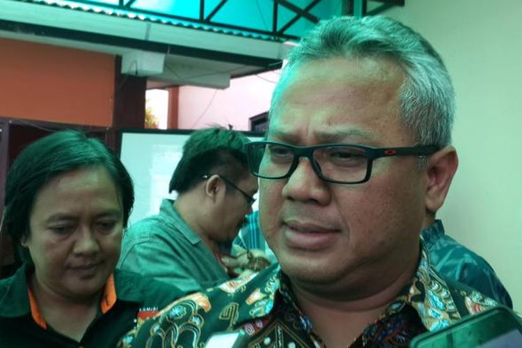Komisioner KPU RI, Arief Budiman saat meninjau penghitungan suara di PPK Kecamatan Batu, Kota Batu, Sabtu (18/2/2017)