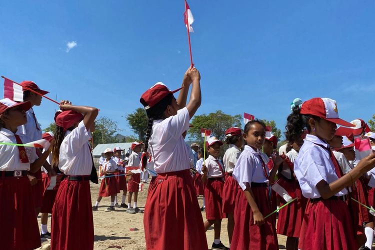 Para siswa SD hingga SMA mengikuti upacara kemerdekaan ke-78 Republik Indonesia di pesisir Pantai Motaain, Belu, Nusa Tenggara Timur, Kamis (17/8/2023). Pantai ini menjadi berbatasan antara Indonesia dengan Timor Leste.  