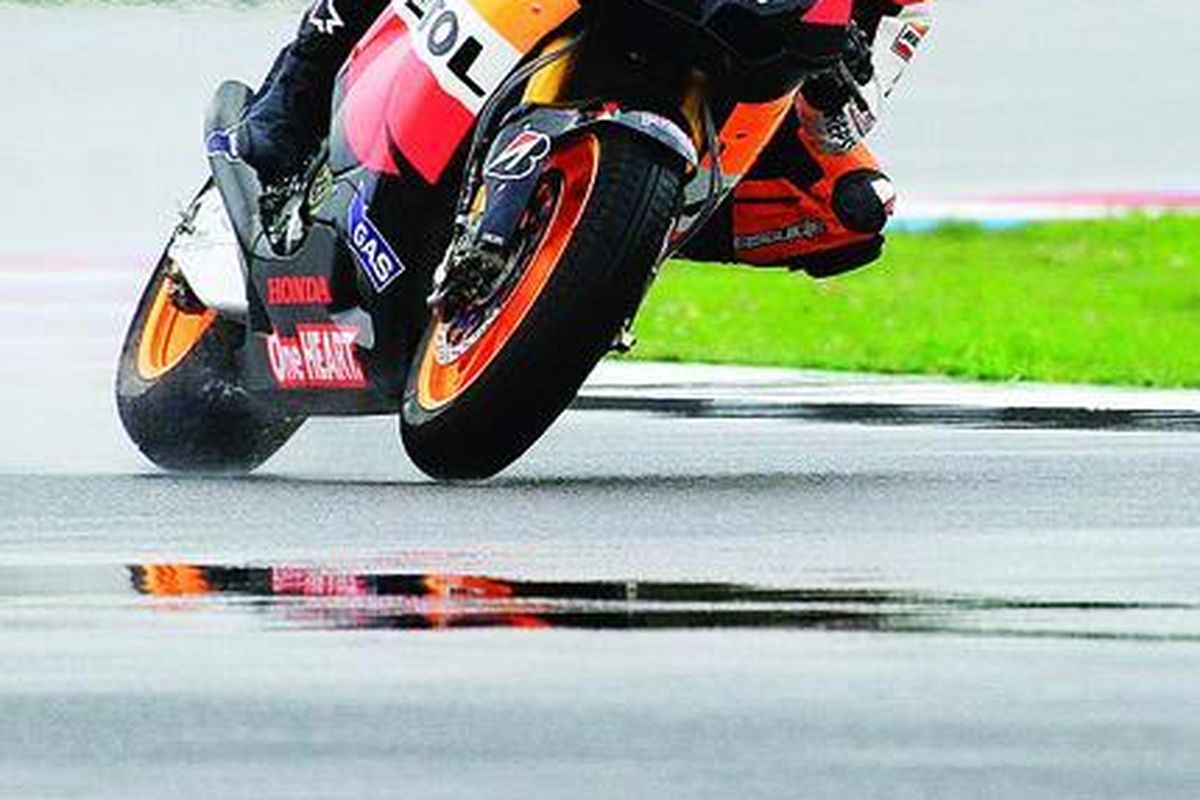 Pebalap Spanyol,  Dani Pedrosa dari tim Repsol Honda, menyelesaikan sesi latihan terakhir di MotoGP Seri Ceko di Brno, Ceko, Sabtu (13/8).