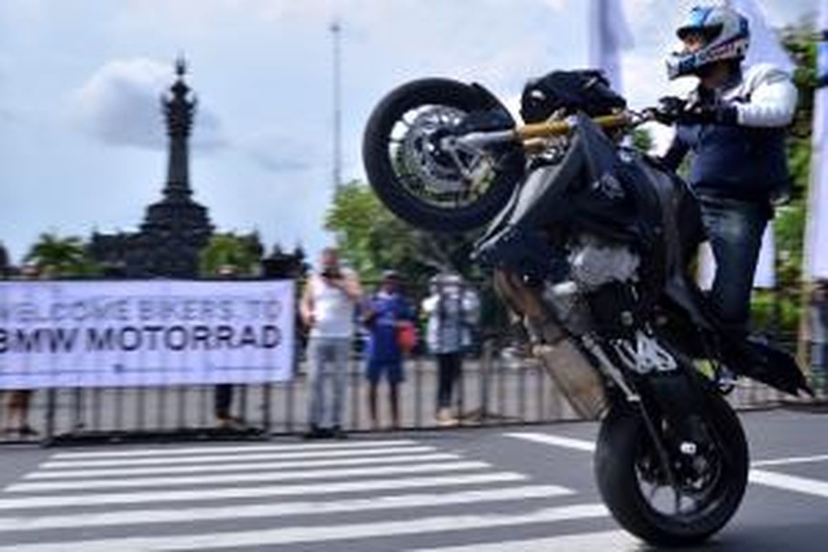  Aksi stunt riding Jimmy Quetel (Big Jim) di Renon, Bali, usai peresmian Bali Motorrad, Jumat (11/4/2014)