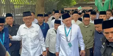 Ketum PBNU Gus Kikin Pulang ke Tebuireng, Disambut Ribuan Santri dan Lantunan Ya Lal Wathan