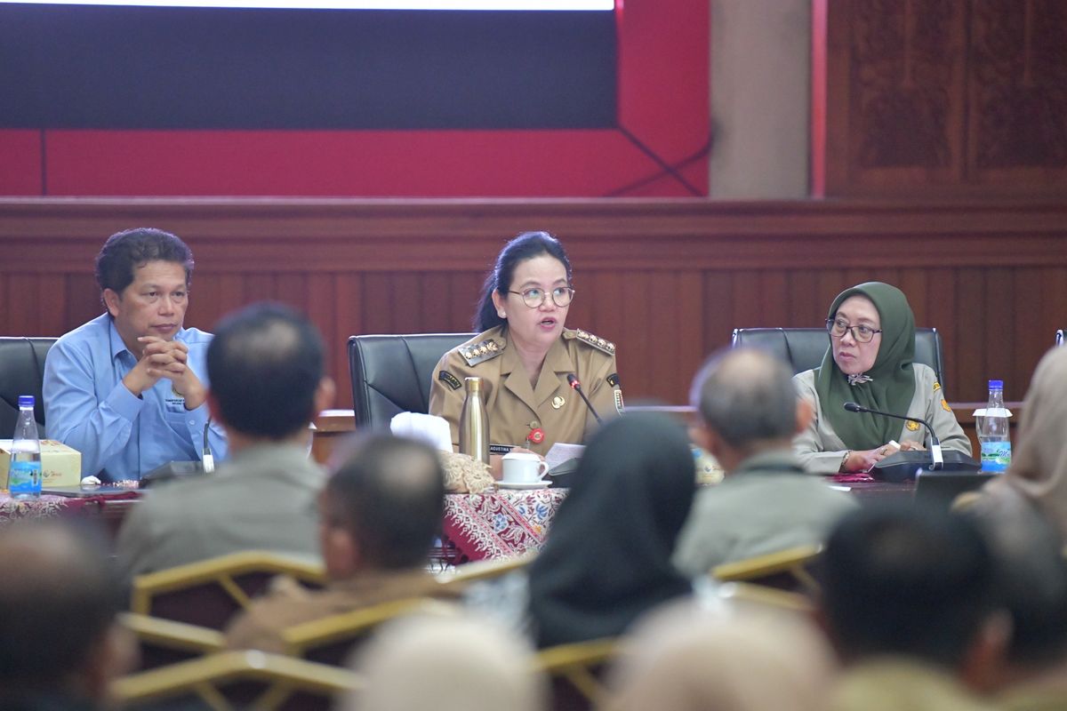 Wali Kota Semarang Agustina Wilujeng Pramestuti dalam Rapat Koordinasi Percepatan Pembentukan Koperasi Kelurahan Merah Putih Kota Semarang yang digelar di Ruang Lokakrida, lantai 8 Balai Kota Semarang, Senin (26/5/2025). 
