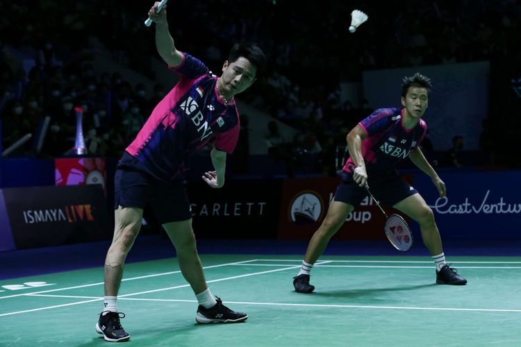 Ganda putra Indonesia, Marcus Fernaldi Gideon/Kevin Sanjaya Sukamuljo bertanding melawan ganda putra Korea Selatan, Kang Min-hyuk/Seo Seung-jae pada babak 16 besar Indonesia Open 2022 di Istora Senayan, Jakarta, Kamis (16/6/2022). Langkah Marcus/Kevin terhenti setelah kalah dua gim langsung dengan skor 21-14 dan 21-12.