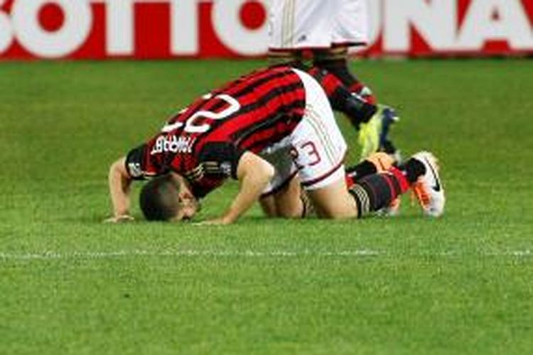 Gelandang AC Milan, Adel Taarabt, bersujud merayakan golnya usai membobol gawang Napoli pada lanjutan Serie-A, Sabtu atau Minggu (9/2/2014). 