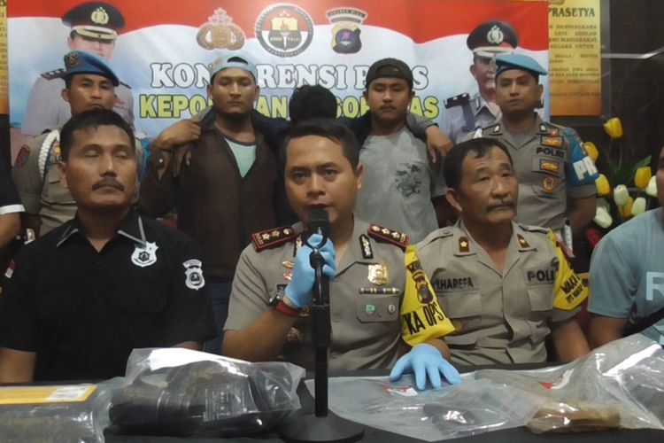 Kapolres Nias AKBP Deni Kurniawa (pegang mic) menyampaikan rilis kepada awak media, terkait pengungkapan pembunuhan Jimmy Harefa (16) anak kedua dari mantan Ketua KPU Kabupaten Nias Utara Otorius Harefa di Mapolres Nias, Selasa siang (27/8/2019).