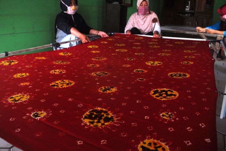 Suasana pembuatan batik tulis Virus Corona serta motif lain di rumah Kartini (38) di Dusun Cangkring, Desa Grabagan, Kecamatan Kradenan, Kabupaten Grobogan, Jawa Tengah, Kamis (26/11/2020). 