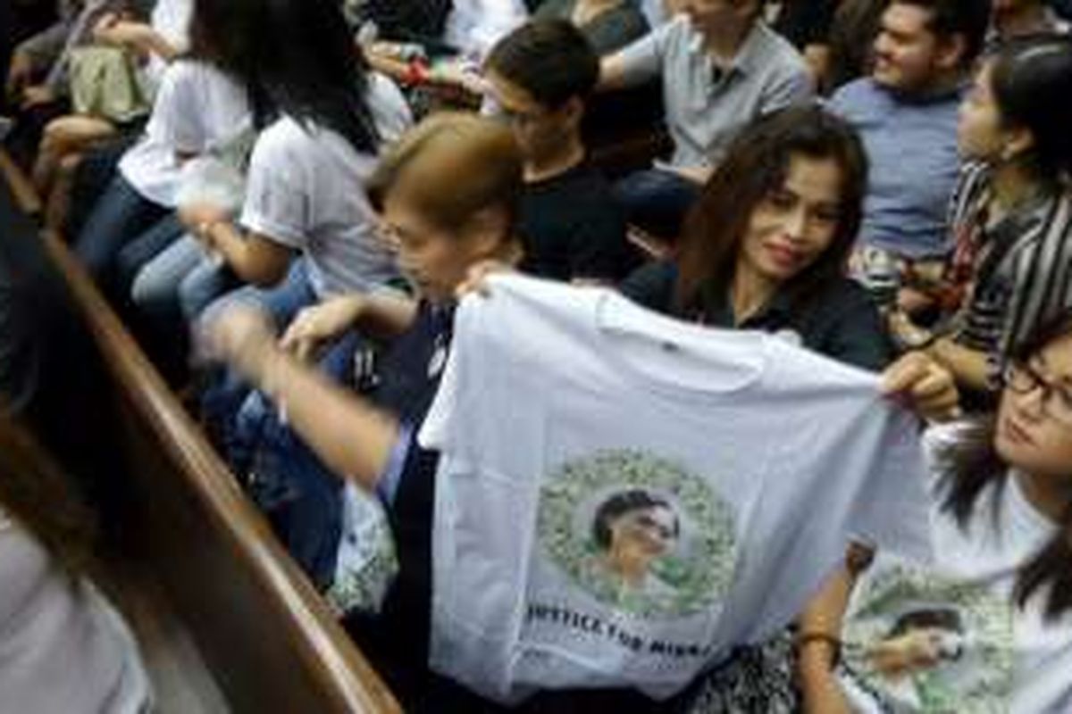 Sejumlah penonton sidang kasus kematian Wayan Mirna Salihin di Pengadilan Negeri Jakarta Pusat, Kamis (27/10/2016), mengenakan kaus dan pin dengan wajah Mirna dan tulisan 