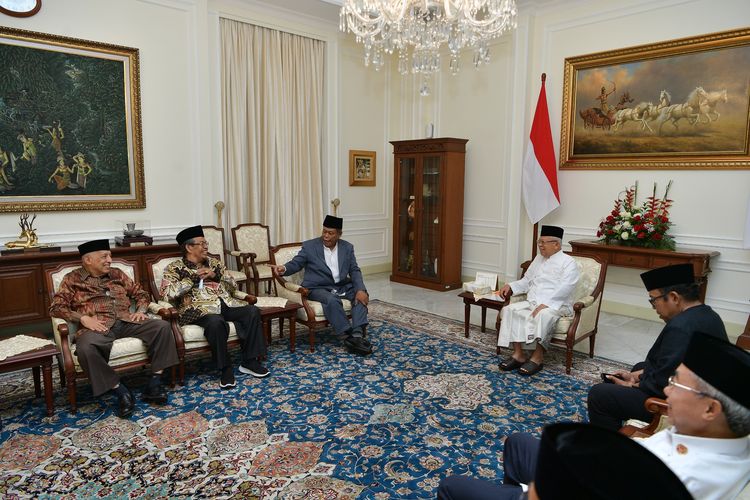 Wakil Presiden Ma'ruf Amin menerima audiensi pimpinan MUI di Istana Wakil Presiden, Jakarta, Jumat (3/11/2023).