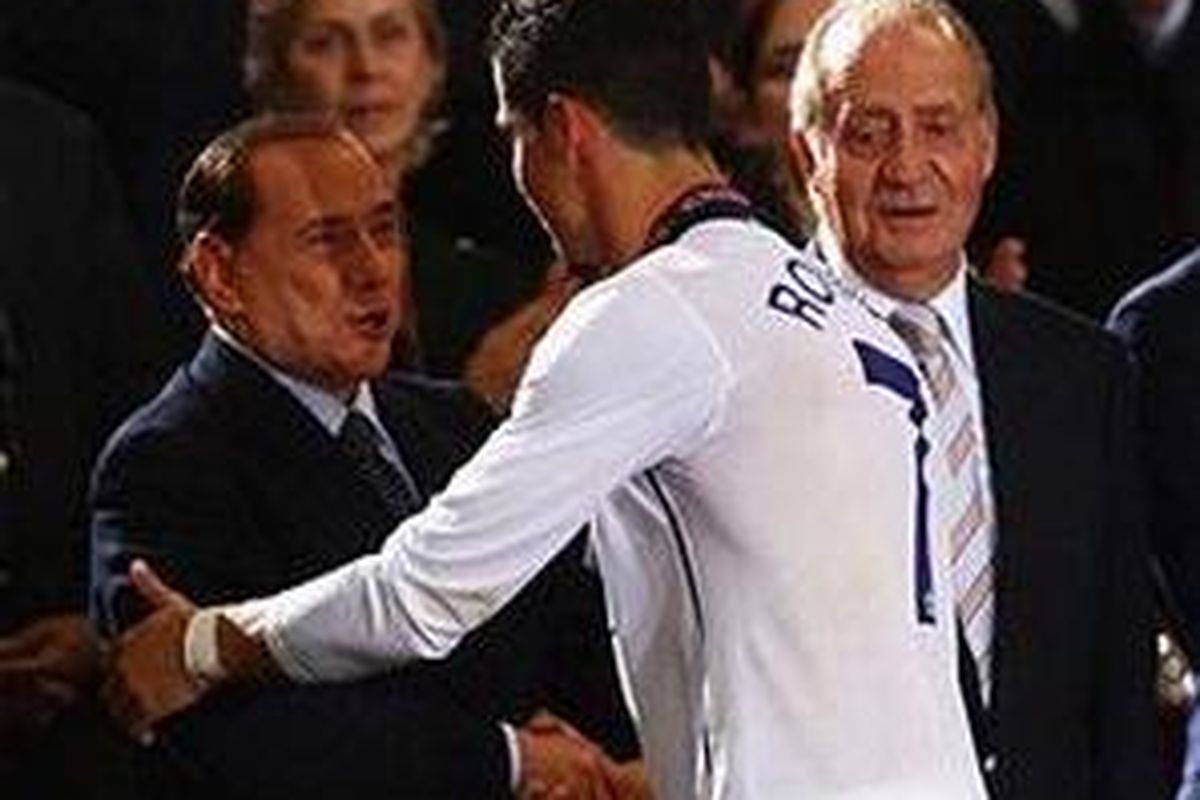 Pemilik AC Milai, Silvio Berlusconi (kiri), saat menyalami Cristiano Ronaldo dan membisikkan keinginannya.
