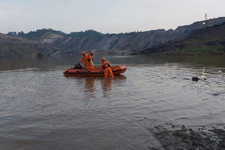 Tim SAR Balikpapan saat mengevakuasi dua pekerja tambang batu bara yang terseret longsor di Kutai Kartanegara, Kaltim, Minggu (24/10/2021). 