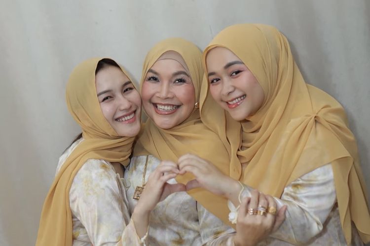Penampilan penyanyi Ayu Ting Ting saat merayakan Idul Adha bersama keluarga.