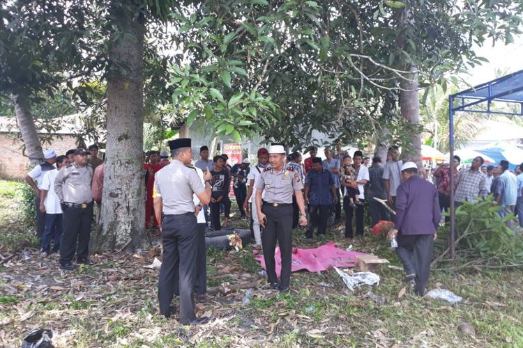 Polisi mengamankan lokasi terjadinya ledakan akibat pecahnya meriam tradisional saat perayaan acara adat di Kabupaten Kampar, Kamis (10/5/2018). 