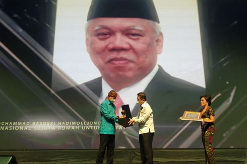Menteri Basuki Terima Penghargaan dari Pengembang Rumah Subsidi