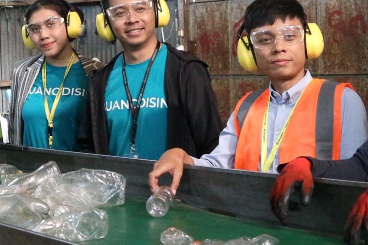 Tiga pemuda di Kota Malang, Jawa Timur sukses membuat usaha pengolahan sampah plastik bernama Buangdisini. 