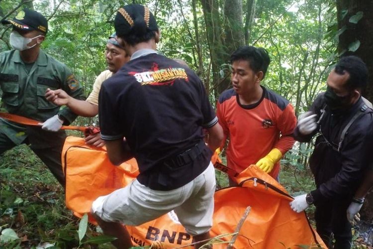 Proses evakuasi jenazah mahasiswi Ubaya yang ditemukan di jurang Gajah Mungkur, Pacet, Kabupaten Mojokerto, Jawa Timur, Rabu (7/6/2023).
