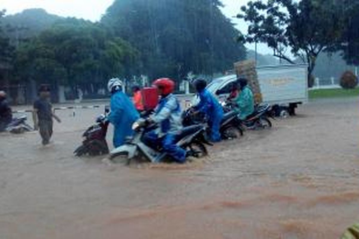 Banjir di Jalan Medan Merdeka Utara depan Istana Merdeka, Senin (9/2/2015).