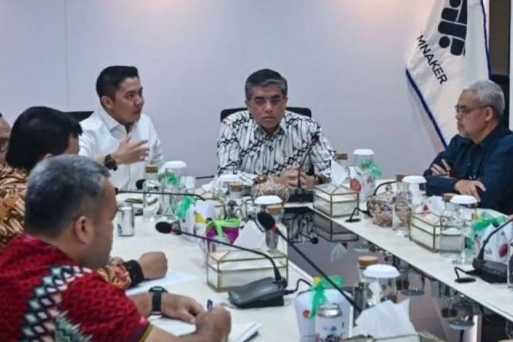 Sekretaris Kabinet Teddy Indra Wijaya berdiskusi dengan Menteri Ketenagakerjaan Yassierli di Kantor Kementerian Ketenagakerjaan, Jakarta, Jumat (10/10/2025). 