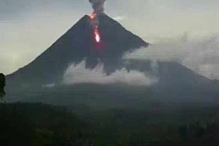 Guguran lava pijar Gunung Semeru sejauh 2,5 kilometer, Rabu (29/3/2023).