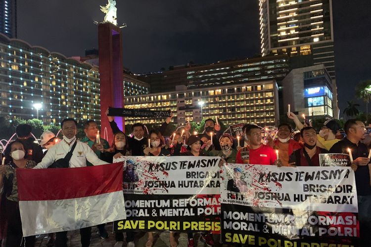 Tim Advokat Penegakan Hukum dan Keadilan (TAMPAK) menggelar aksi solidaritas bertajuk 1.000 lilin keadilan dalam tewasnya Brigadir J di Bundaran HI, Jakarta Pusat, Jumat (22/7/2022).