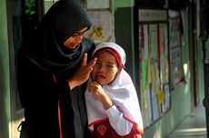 Cara Mengatasi Anak Menangis dan Rewel di Hari Pertama Sekolah