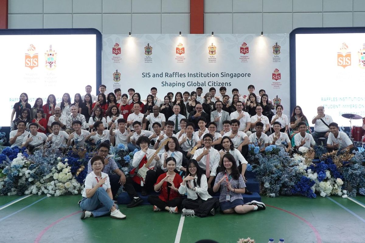 30 siswa dari Raffles Institution (RI), Singapura, menjalani pengalaman belajar lintas budaya di SIS Kelapa Gading North East Jakarta selama 16 hari.