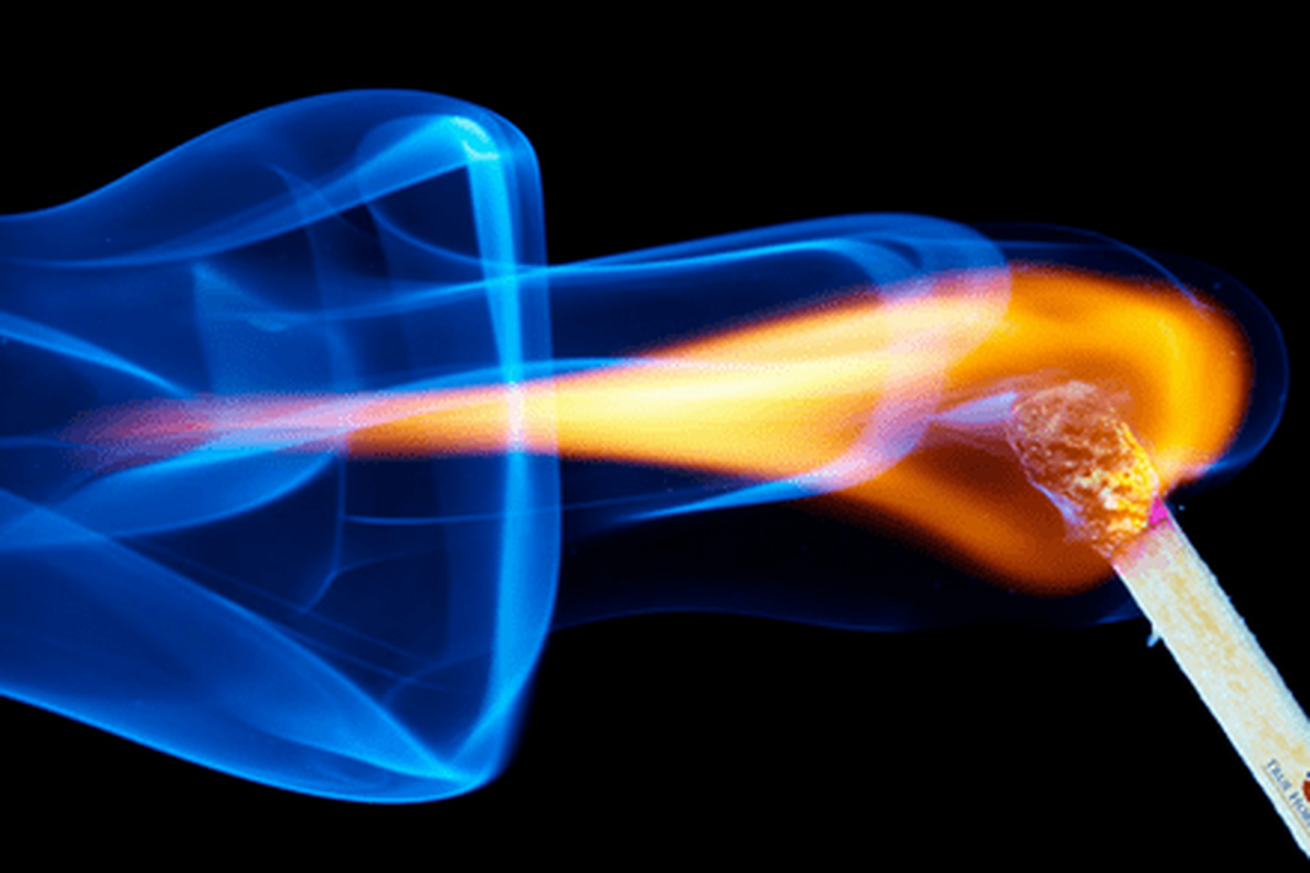 Salah satu fenomena termodinamika adalah peristiwa muncul nya api ketika pentul korek yang menyala saat digesek.