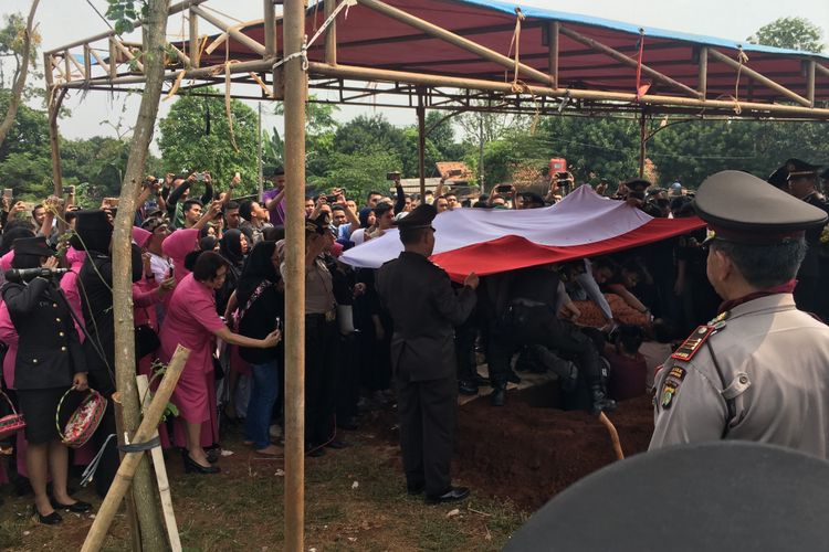 Pemakaman Bripda Taufan Tsunami, anggota polisi yang gugur saat bekerja, korban ledakan di Kampung Melayu, dimakamkan di TPU Pondok Rangon, Jakarta Timur pada Kamis (25/5/2017).
