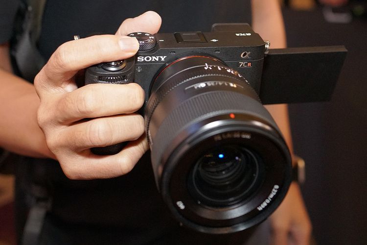 A7CR berukuran lebih ringkas dari kamera mirrorless full-frame lainnya dari Sony. Faktor bentuknya rangefinder seperti seri mirrorless APS-C A6000