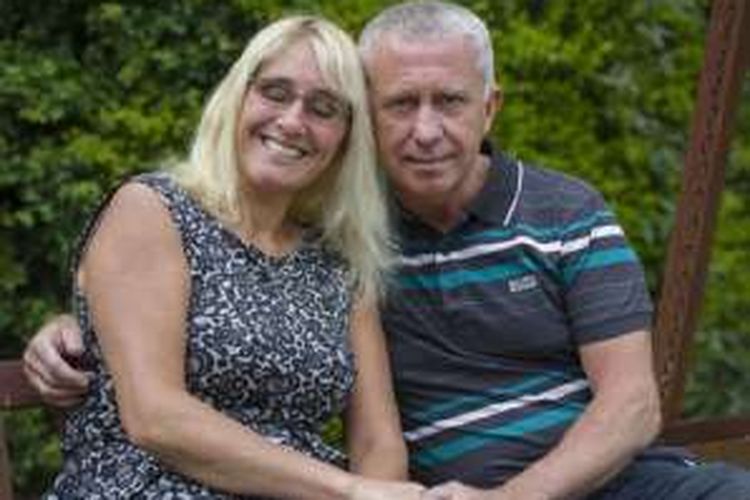 Angela Green, dari Rainhill, Inggris, yang mengalami buta total, berpose bersama suaminya, Mike.