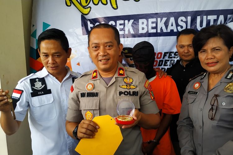 Polisi mengamankan perhiasan hasil curian yang melibatkan mantan sopir pribadi di bilangan Wisma Asri, Bekasi Utara, Senin (11/11/2019).