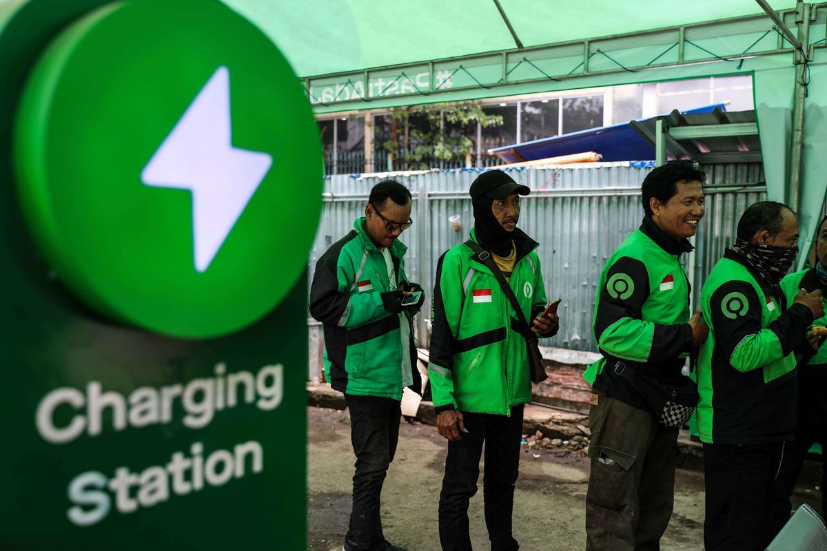 Pengemudi ojek online menunggu penumpang di Kawasan Stasiun Sudirman, Jakarat Pusat, Rabu (11/3/2020). Kementerian Perhubungan (Kemenhub) resmi menaikan tarif ojek online untuk zona 2 atau wilayah Jabodetabek pada 16 Maret 2020. Kemenhub memutuskan untuk menaikan tarif batas bawah (TBB) ojol sebesar Rp 250 per kilometer (km) menjadi Rp 2.250 per km, dari sebelumnya Rp 2.000 per km.