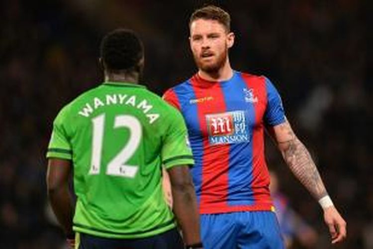 Striker Crystal Palace, Connor Wickham, beradu argumen dengan gelandang Southampton, Victor Wanyama, pada Sabtu (12/12/2015).