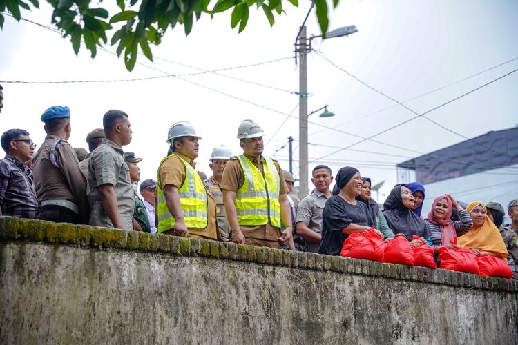 Wali Kota Medan Bobby Nasution saat meninjau pemancangan tiang pelebaran Parit Emas di sepanjang Jalan Sampali, Kelurahan Pandau Hulu II, Kecamatan Medan Area, Medan, Selasa (5/9/2023).

