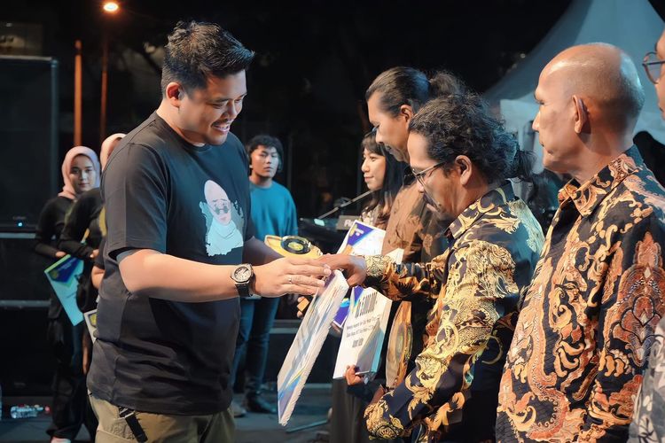 Walkot Medan Bobby Nasution menyerahkan penghargaan kepada sejumlah seniman berbakat di Kota Medan pada acara panggung hiburan rakyat Medan Colorful Carnival, Sabtu (8/7/2023).