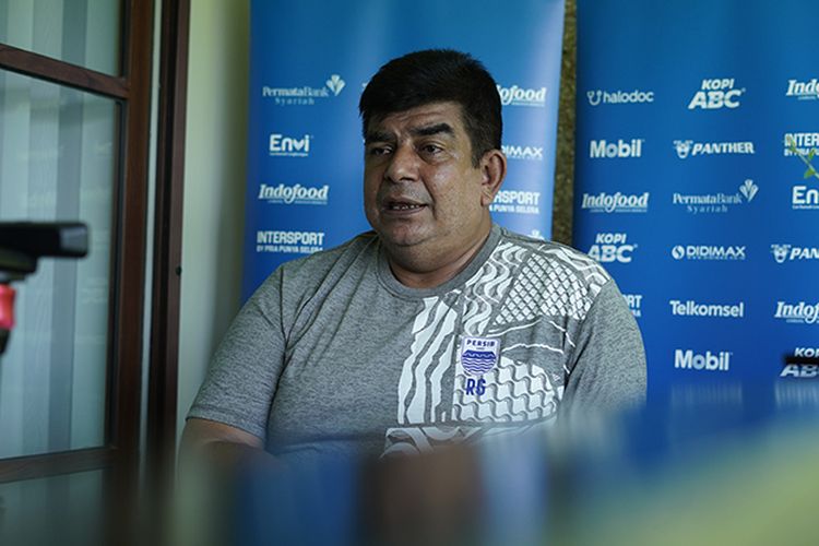 Dokter tim Persib Rafi Ghani, saat memberikan keterangan pers terkait kronologi dan kondisi 9 pemain Persib yang terpapar Covid-19, Minggu (30/1/2022). 