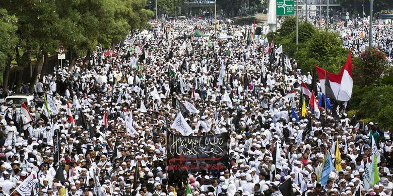 Umat muslim mengikuti aksi reuni 212 di kawasan Jalan MH Thamrin, Jakarta, Minggu (2/12/2018). Jutaan orang turut dalam acara Reuni Akbar 212 yang diselenggarakan di kawasan Monas tersebut, diketahui sekitar 20.000 personel gabungan dari TNI, Polri, dan pemerintah daerah membantu pengamanan acara.