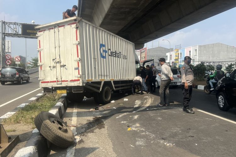 Sebuah truk kecelakaan lalu lintas di di Jalan KH Sholeh Iskandar pada Kamis (15/8/2024) sekitar pukul 13.00 WIB. 