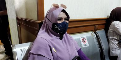 Istri pelawak Kiwil, Rohimah saat ditemui di Pengadilan Agama (PA) Jakarta Selatan, Rabu (10/3/2021).